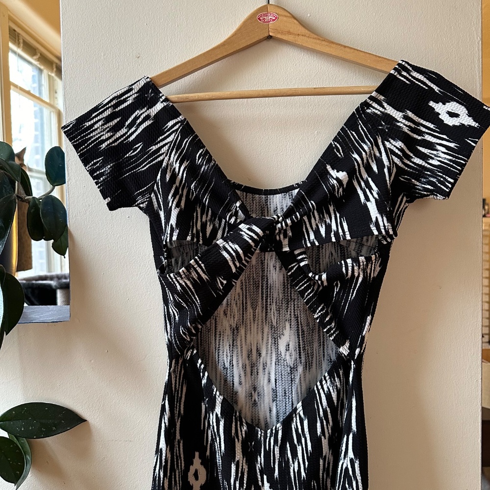 XS Patterned Dress - Picture 2 of 2